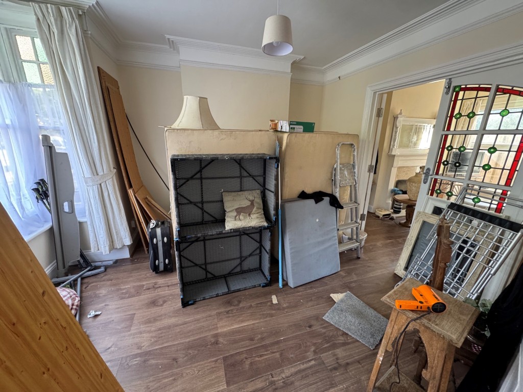 Lot: 118 - THREE-BEDROOM SEMI-DETACHED HOUSE WITH PARKING - Reception room 1